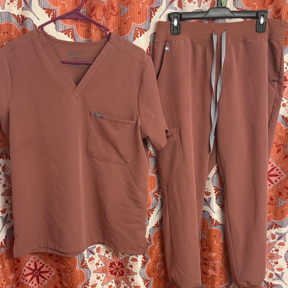 Figs Catarina - One-Pocket Scrub Top & Zamora - Petite Jogger